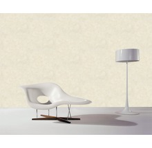 Scène avec papier peint design, chaise et lampadaire