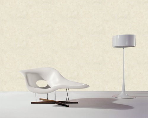 Scène avec papier peint design, chaise et lampadaire