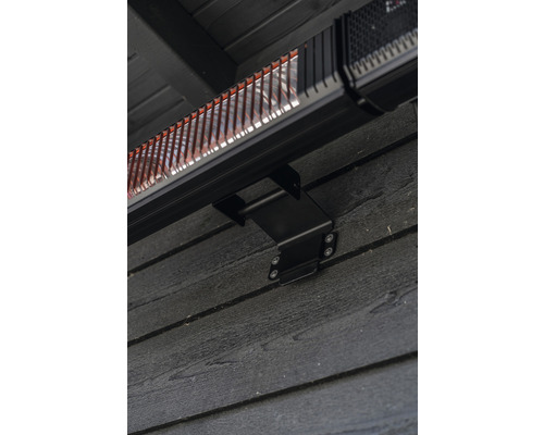 Detailansicht einer montierten Heizstrahlers an einer Holzwand.