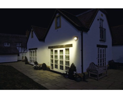 Hausfassade mit Aussenstrahler bei Nacht