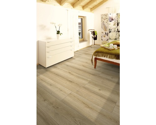 Heller Raum mit Laminatboden in Holzoptik, Kommode und Bett