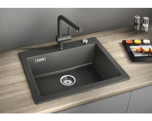 Spüle mit Armatur auf einer Arbeitsplatte