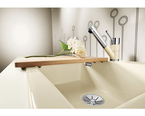 Spüle mit Armatur, Schneidebrett und Blume