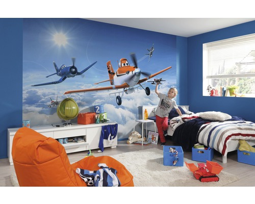 Chambre d''enfant avec papier peint avion et enfant jouant