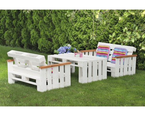 Gartenmöbelset aus Holzpaletten mit Tisch und zwei Bänken auf Rasen