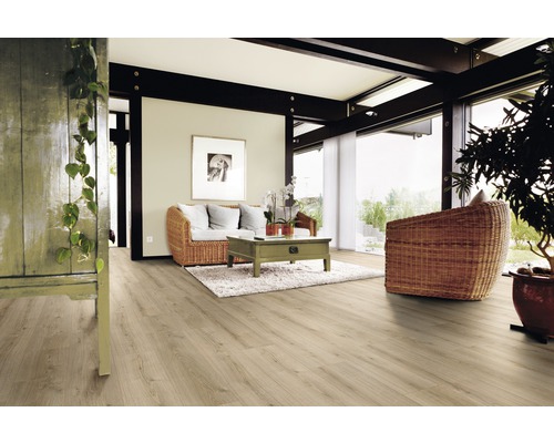 Heller Wohnraum mit Holzboden, Sofa und Sessel aus Korbgeflecht