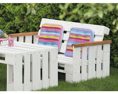 Gartenmöbelset aus Holzpaletten mit Tisch, Bank und bunten Kissen