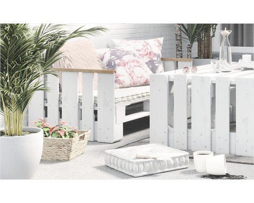 Lounge-Bereich mit Palettenmöbeln, Kissen und Pflanzen
