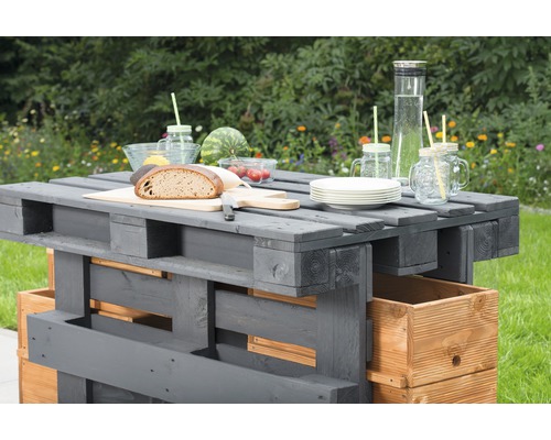 Palettenmöbel im Garten mit Speisen und Getränken dekoriert