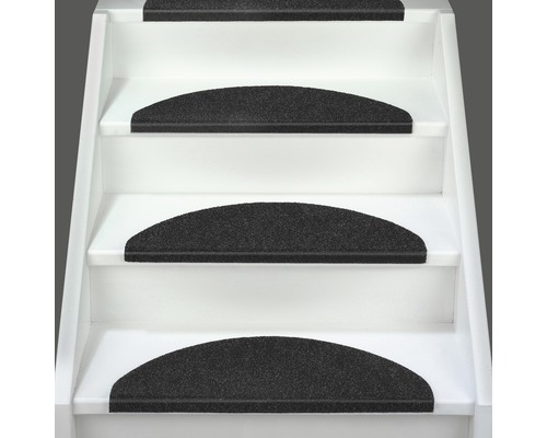 Treppe mit schwarzen Stufenmatten zur Trittschalldämmung und für mehr Sicherheit.