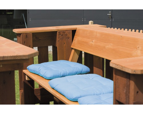 Gartentischgruppe aus Holz mit blauen Kissen
