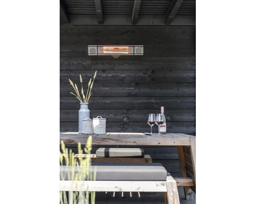 Terrasse avec chauffage de terrasse, table en bois, bancs et décoration