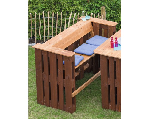 Gartenszene mit Sitzgruppe aus Palettenholz und blauen Kissen