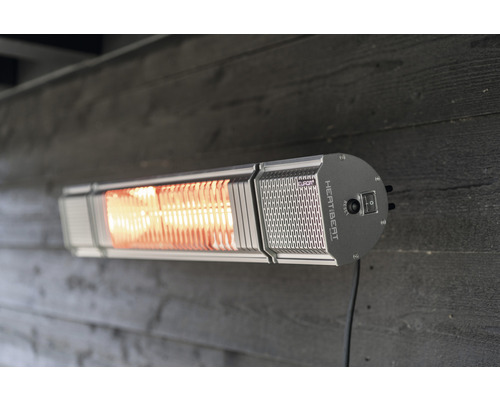 Radiateur radiant mural pour extérieur avec technologie infrarouge monté sur un mur en bois