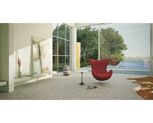 Heller Raum mit großem Fenster, Sessel, Tisch, Bücherstapel und Kunstwerk