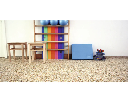 Raum mit Sprossenwand, Gymnastikbällen, Turnmatten und Hockern