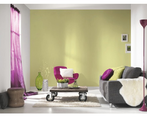 Wohnzimmer mit Sofa, Sessel, Couchtisch und Stehlampe