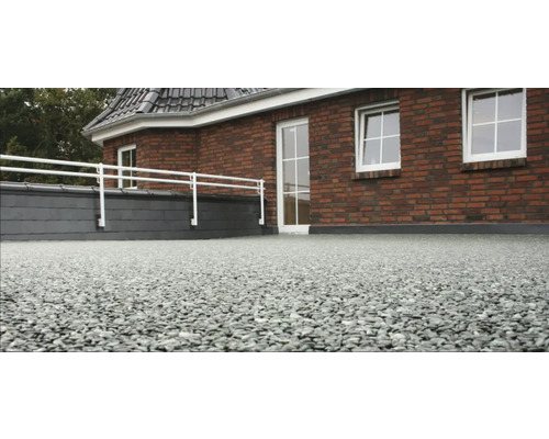 Außenansicht eines Gebäudes mit Kiesdach und Dachgeländer