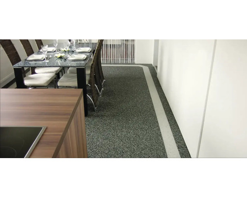 Innenraum mit Steinteppichboden unter Esstisch