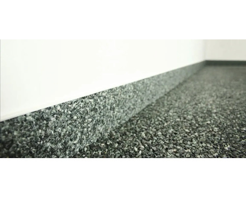 Revêtement de sol décoratif avec tapis de pierre le long d''un mur