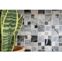 Mosaikfliesen mit floralen Mustern und Pflanzen im Topf