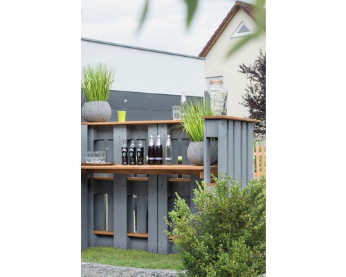 Aussenbereich mit einer Bar aus Holzpaletten, Getränken und Dekorationen.
