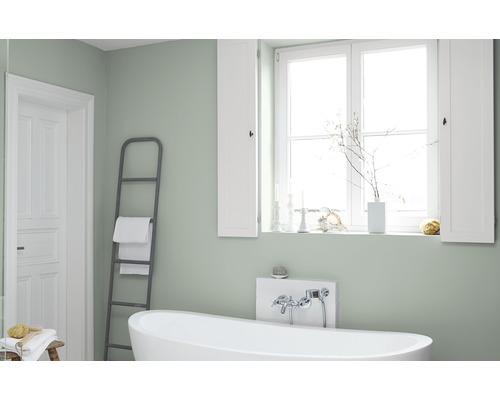 Badezimmer mit Badewanne, Leiterregal und Fenster