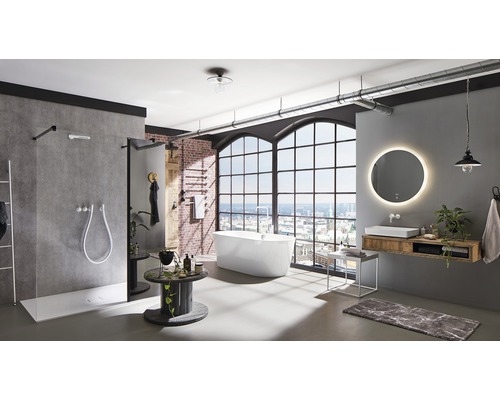 Salle de bain de style loft avec douche, baignoire, lavabo et grande fenêtre