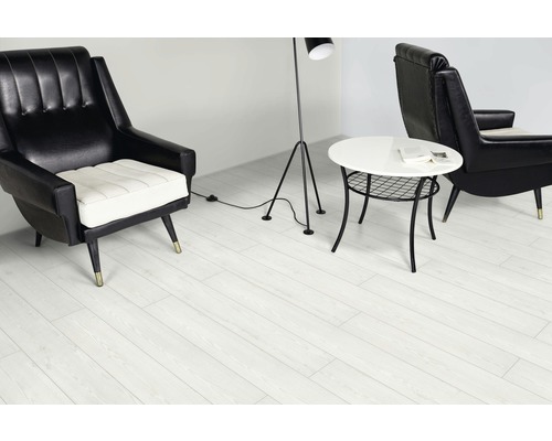 Interieur mit zwei Sesseln, Tisch und Stehlampe auf hellem Holzlaminat