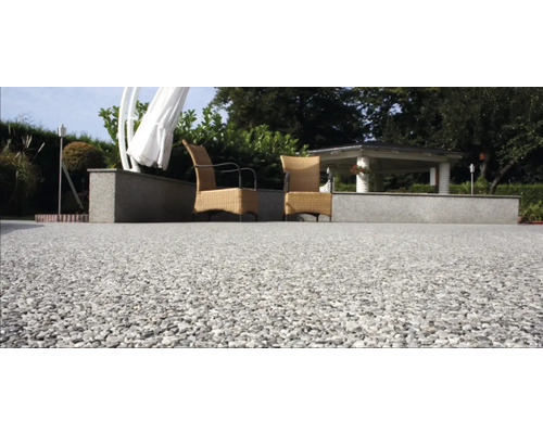 Aussenbereich mit Kiesboden, Gartenmöbeln und Pavillon