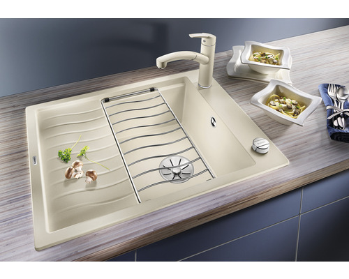 Évier avec égouttoir, panier à vaisselle et robinet assorti sur un plan de travail avec deux bols de repas et des couverts