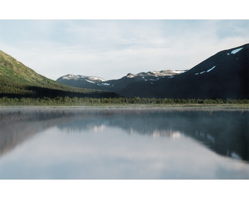 Landschaft mit See und Bergen