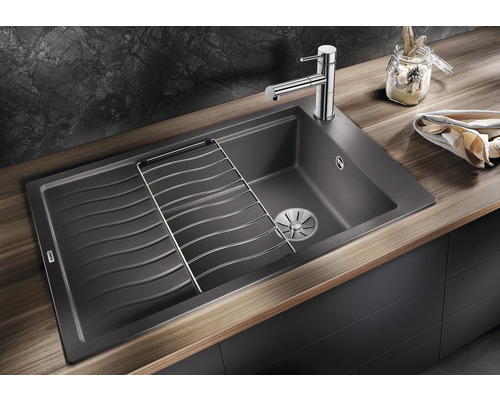 Spüle mit Abtropffläche und Geschirrkorb