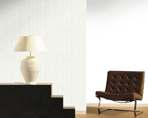 Innenaufnahme mit einer Lampe auf einer Treppe und einem Sessel
