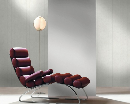 Lounge-Sessel mit Fußstütze und Stehlampe in einem hellen Raum
