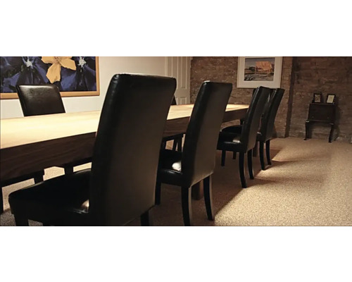 Esstisch mit Stühlen in einem Raum mit Steinwand