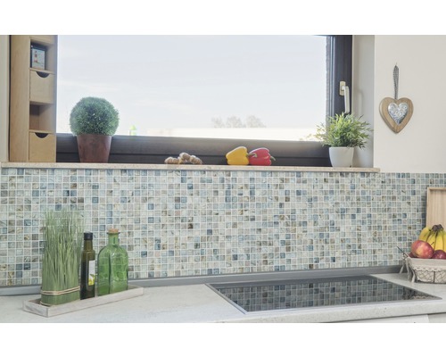 Küchenrückwand mit Mosaikfliesen und Dekorationen auf der Arbeitsplatte