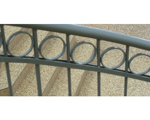 Geländer mit kreisförmigen Verzierungen und Treppenstufen