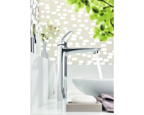 Salle de bains moderne avec robinetterie chromée, lavabo et savon