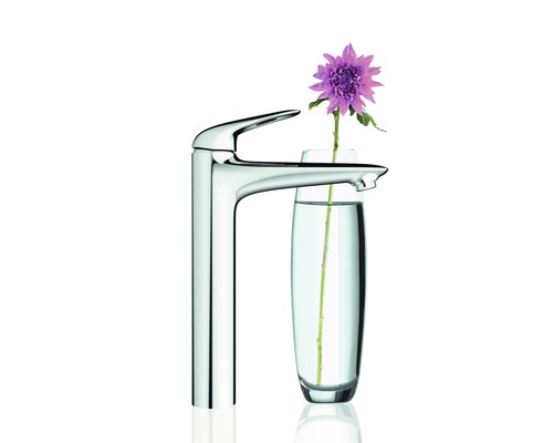 Robinet à côté d''un vase en verre avec une fleur