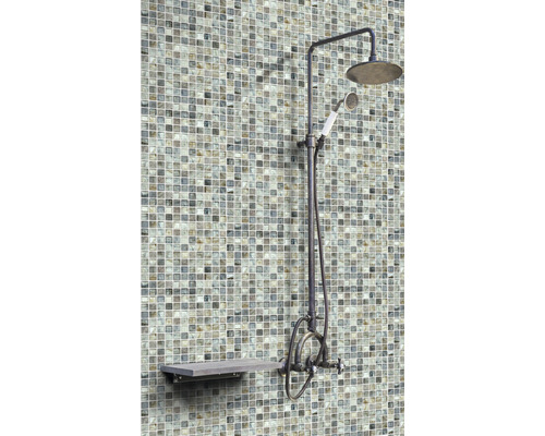 Duscharmatur mit Kopfbrause, Handbrause und Ablage vor Mosaikfliesen
