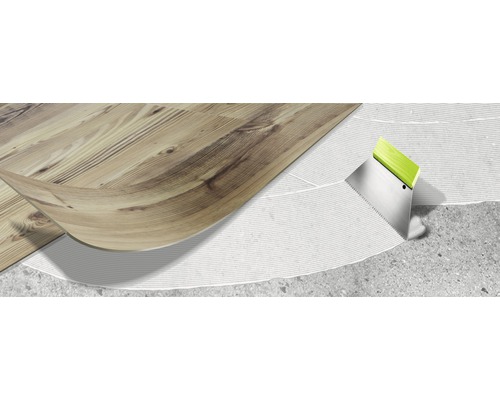 Pose de revêtements de sol avec colle et spatule