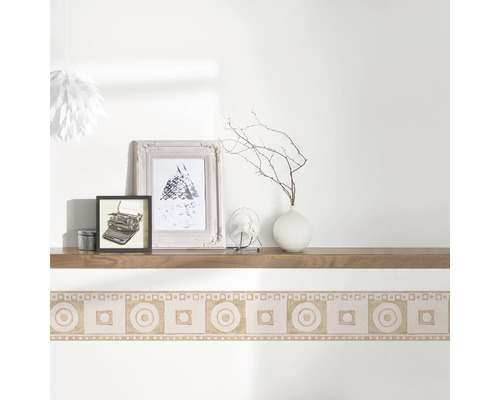 Wandbordüre mit geometrischem Muster an einer weißen Wand