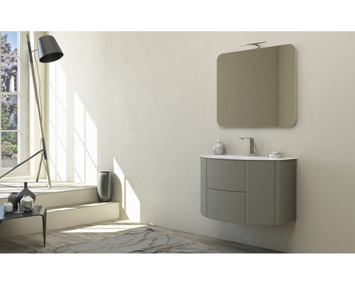 Salle de bains avec meuble sous-lavabo, miroir et éclairage au design moderne