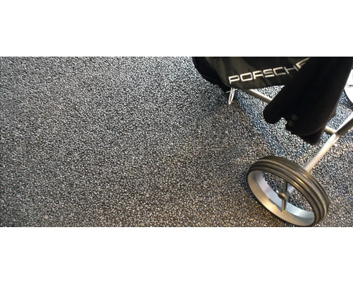 Kieselsteine als Bodenbelag mit einem Golfwagen