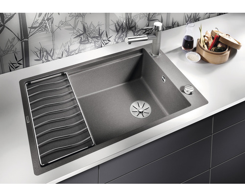 Küchenspüle mit Abtropfgestell, Armatur und Spülmittelspender auf einer Küchentheke