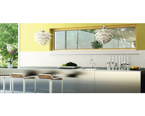 Moderne Küche mit Edelstahlfronten, Pendelleuchten und Barhockern.