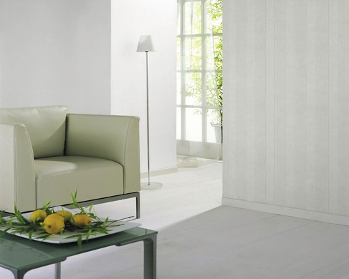 Heller Raum mit Sessel, Stehlampe und Wandtapete im Streifenmuster