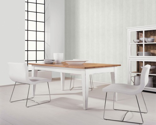 Esszimmer mit Esstisch aus Holz und weißen Stühlen sowie einem weißen Schrank