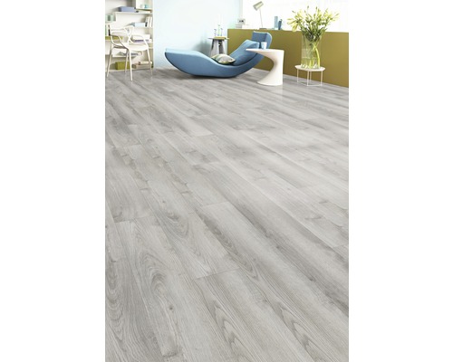 Séjour avec sol stratifié clair aspect bois